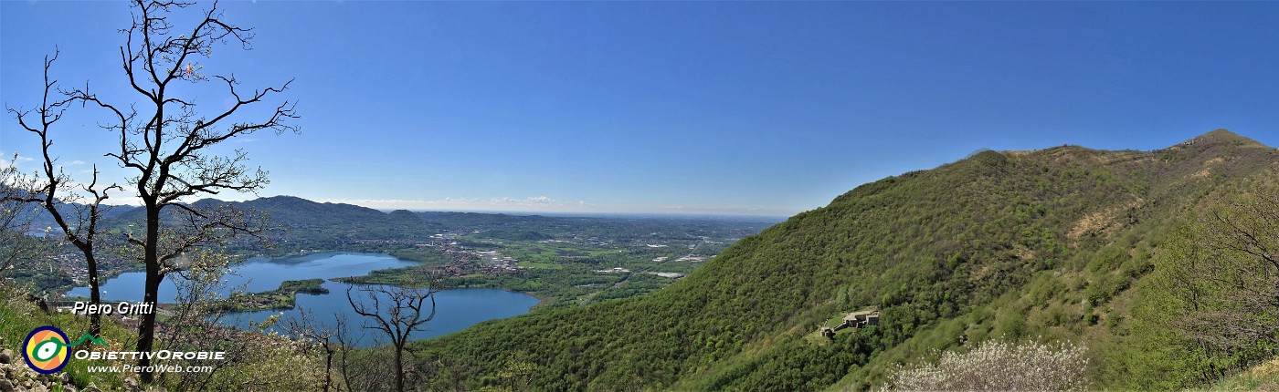 39 Vista dal sent. SEC 7 sul Lago di Annone , ben visibile la penisola di Isella e a dx in alto il Monte Cornizzolo.JPG